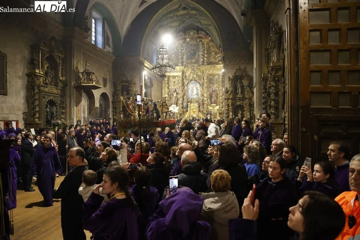 Cancelada la procesión de la Ilustre y Venerable Congregación de Nuestro Padre Jesús Nazareno en Salamanca, que celebra un acto en la iglesia de San Julián. Fotos: David Sañudo