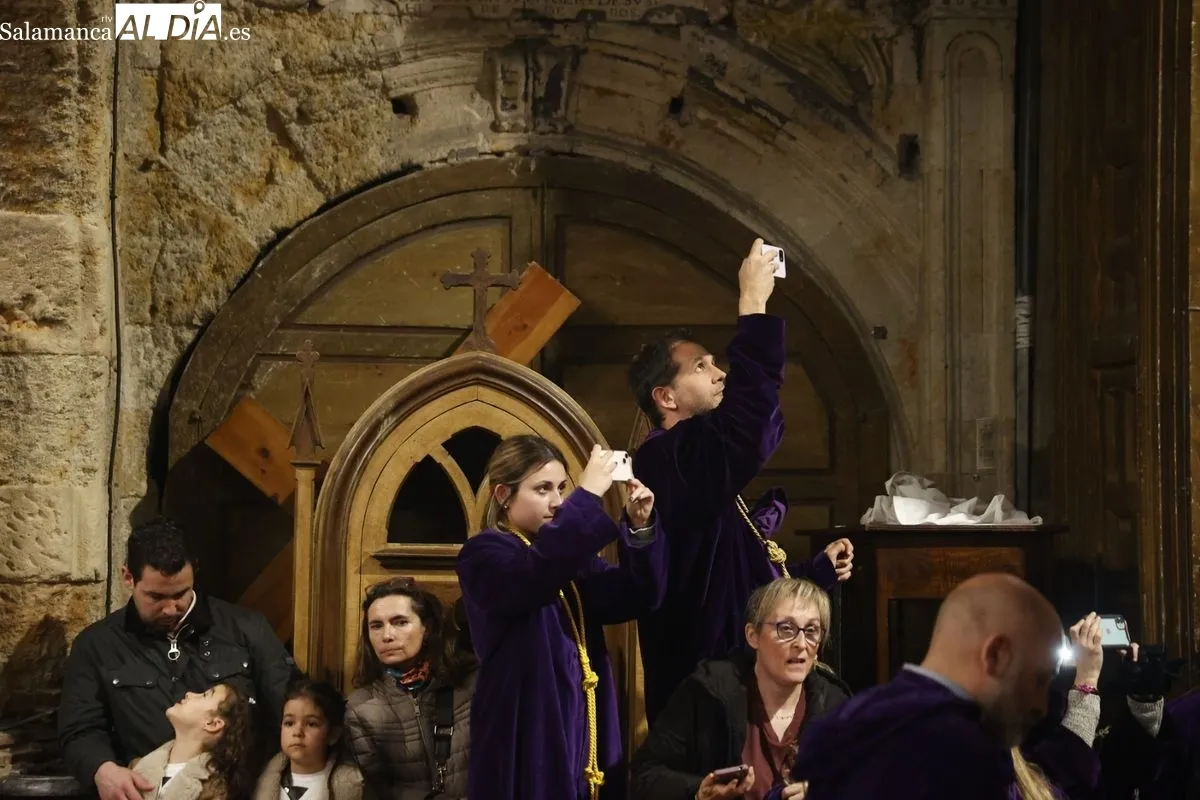 Cancelada la procesión de la Ilustre y Venerable Congregación de Nuestro Padre Jesús Nazareno en Salamanca, que celebra un acto en la iglesia de San Julián. Fotos: David Sañudo