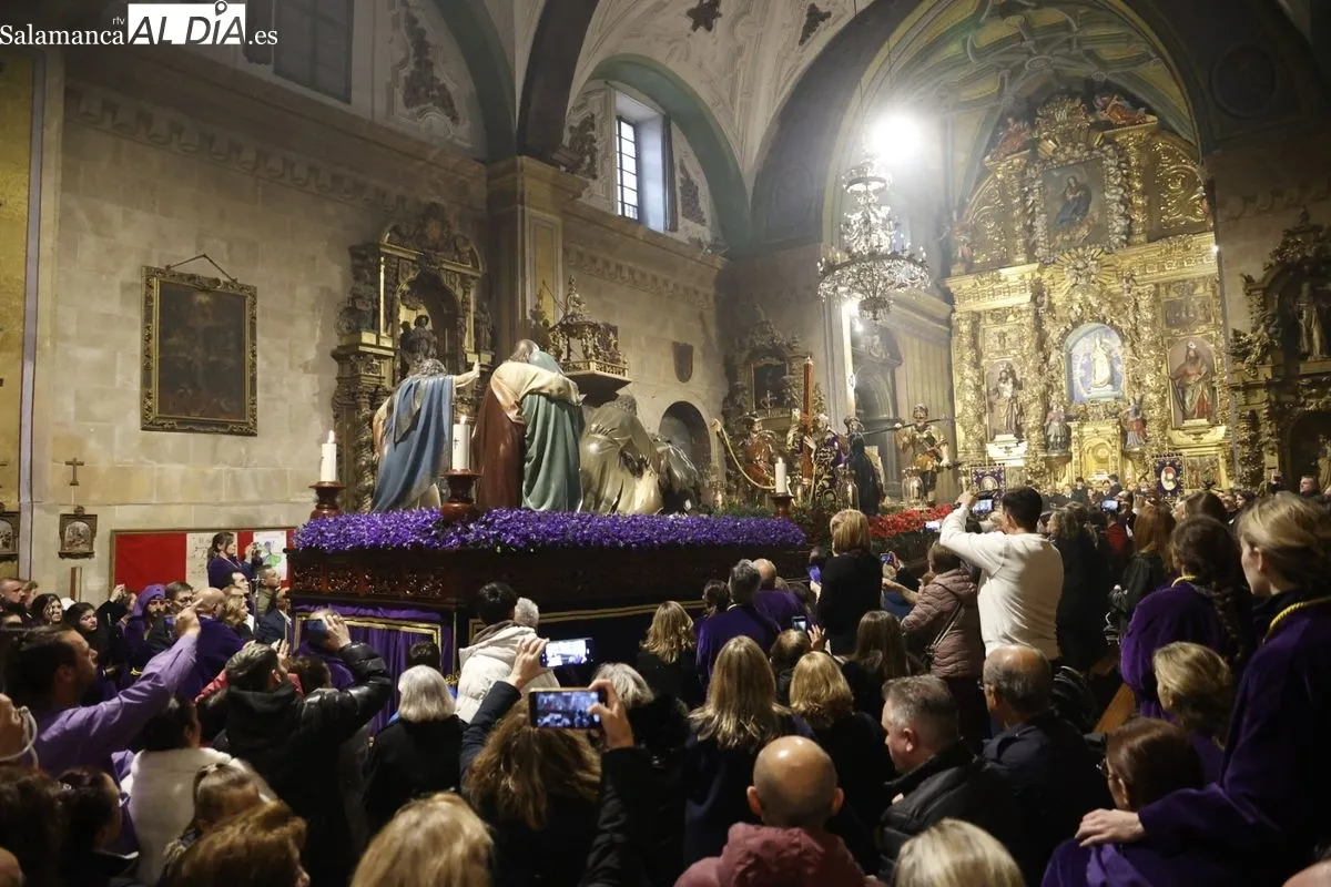 Cancelada la procesión de la Ilustre y Venerable Congregación de Nuestro Padre Jesús Nazareno en Salamanca, que celebra un acto en la iglesia de San Julián. Fotos: David Sañudo