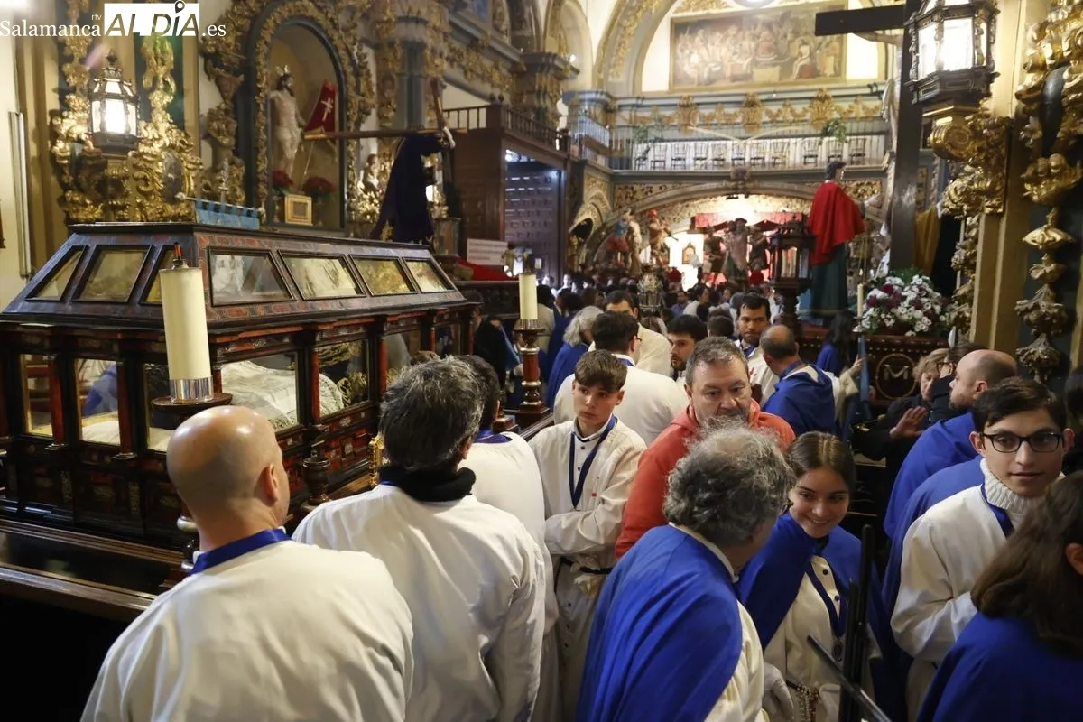 Interior de la Capilla de la Vera Cruz en el momento de suspenderse la salida procesional del Santo Entierro. Fotos: David Saluño