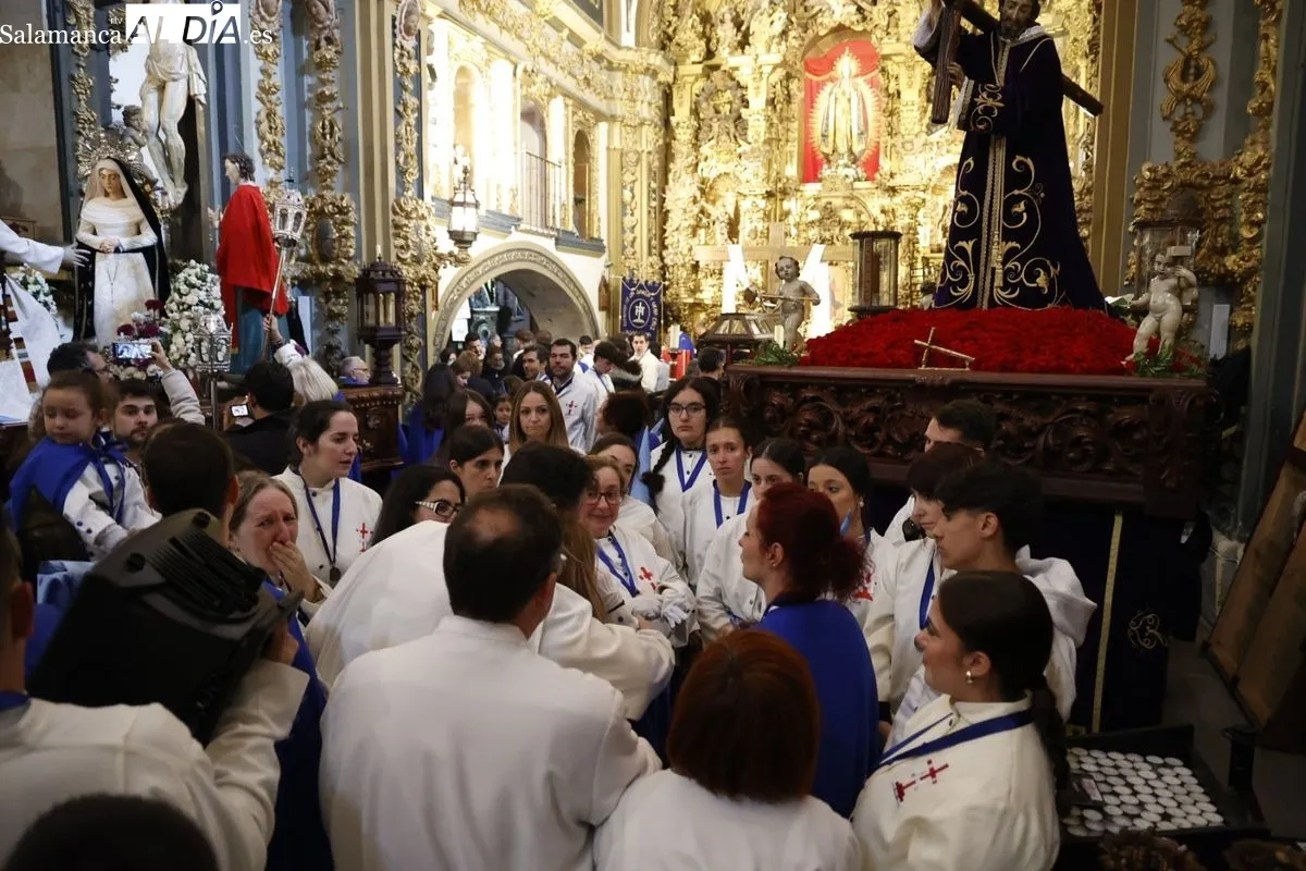 Interior de la Capilla de la Vera Cruz en el momento de suspenderse la salida procesional del Santo Entierro. Fotos: David Saluño