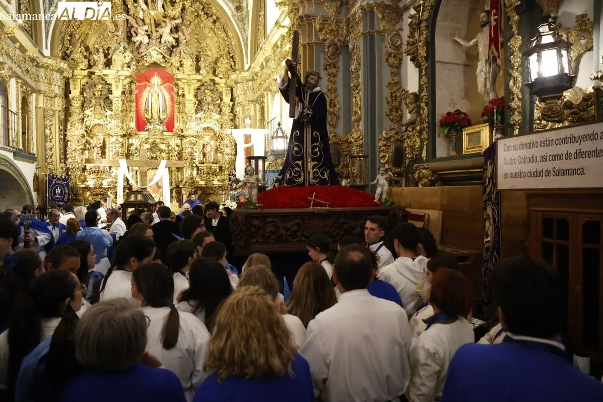 Interior de la Capilla de la Vera Cruz en el momento de suspenderse la salida procesional del Santo Entierro. Fotos: David Saluño