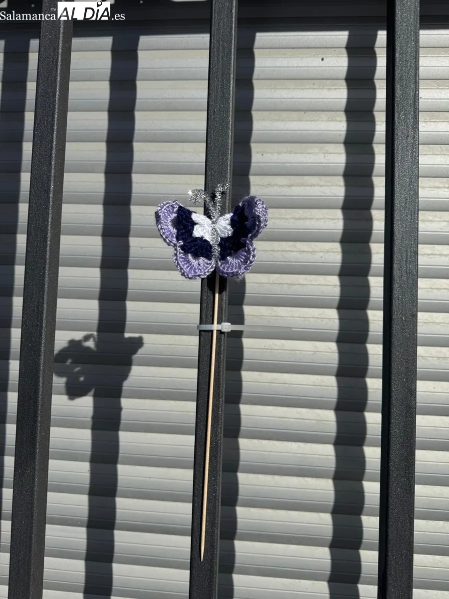A la creación de mandalas suman ahora cientos de mariposas hechas a ganchillo para recibir a la primavera 