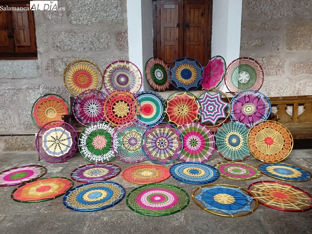 A la creación de mandalas suman ahora cientos de mariposas hechas a ganchillo para recibir a la primavera 