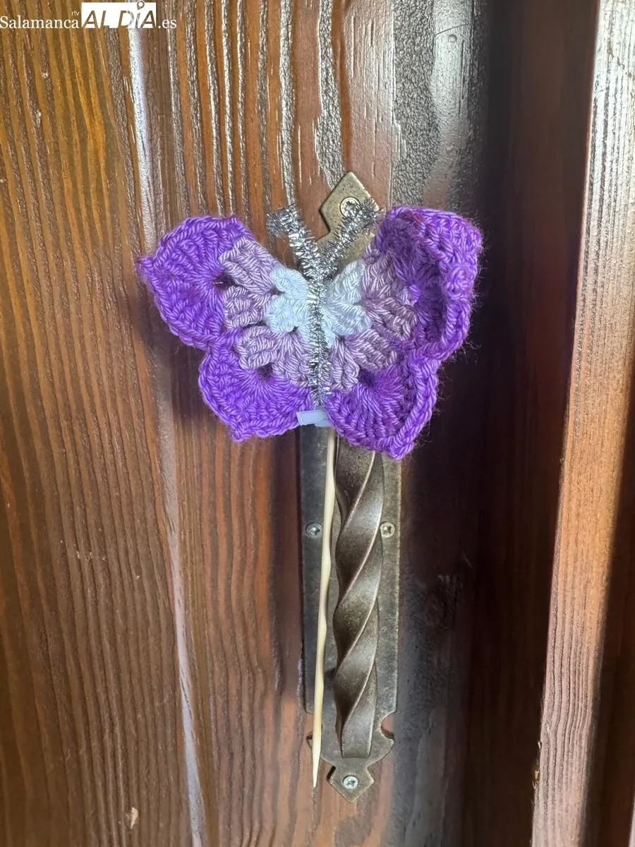 A la creación de mandalas suman ahora cientos de mariposas hechas a ganchillo para recibir a la primavera 