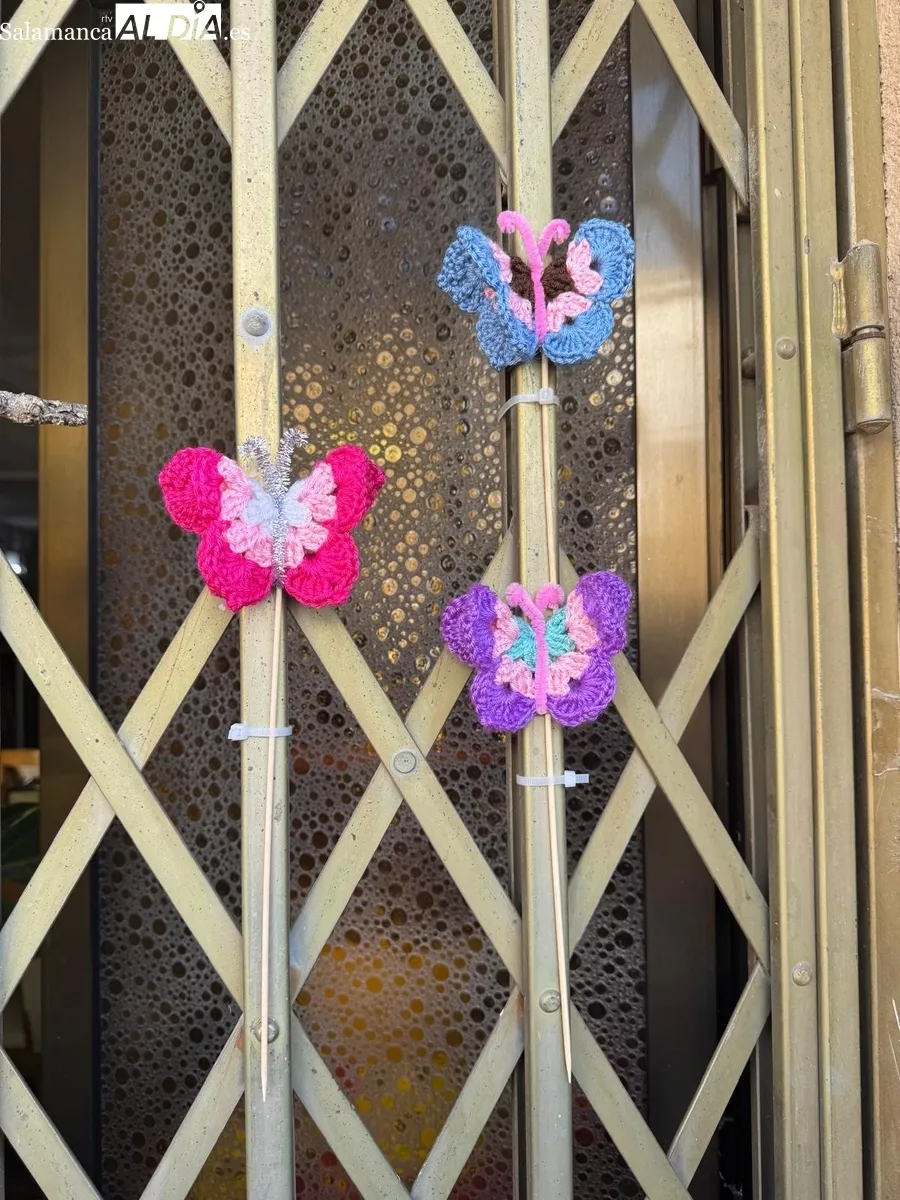 A la creación de mandalas suman ahora cientos de mariposas hechas a ganchillo para recibir a la primavera 