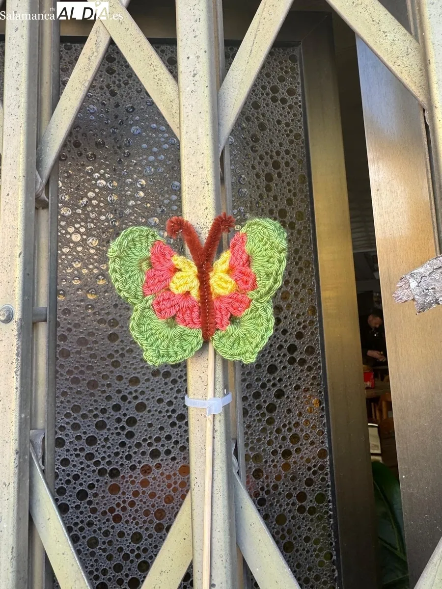 A la creación de mandalas suman ahora cientos de mariposas hechas a ganchillo para recibir a la primavera 
