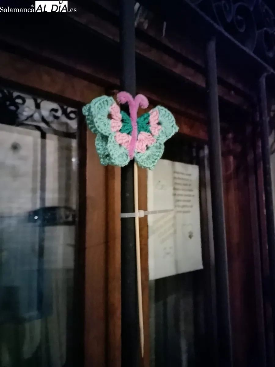 A la creación de mandalas suman ahora cientos de mariposas hechas a ganchillo para recibir a la primavera 