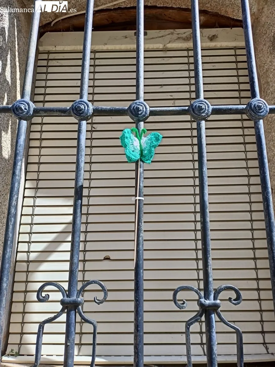 A la creación de mandalas suman ahora cientos de mariposas hechas a ganchillo para recibir a la primavera 