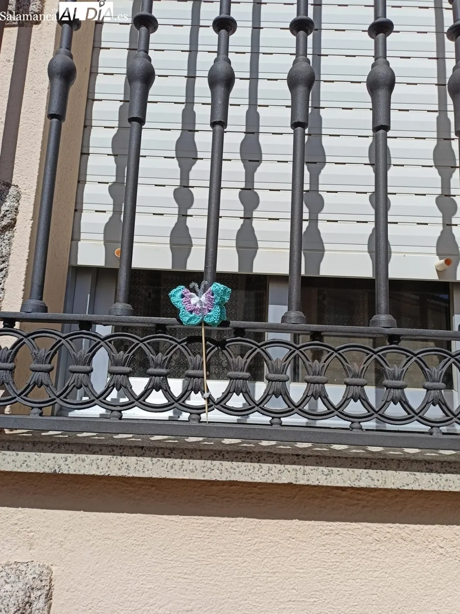A la creación de mandalas suman ahora cientos de mariposas hechas a ganchillo para recibir a la primavera 