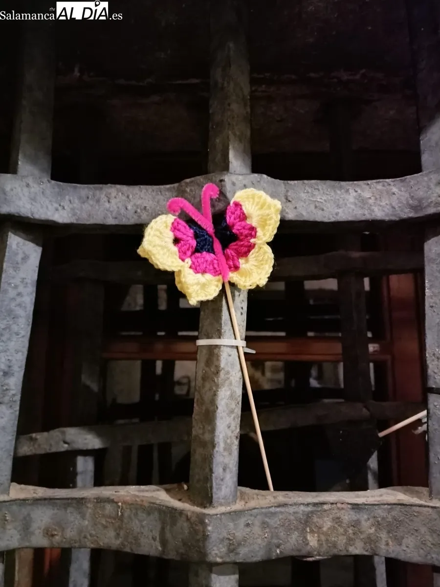 A la creación de mandalas suman ahora cientos de mariposas hechas a ganchillo para recibir a la primavera 