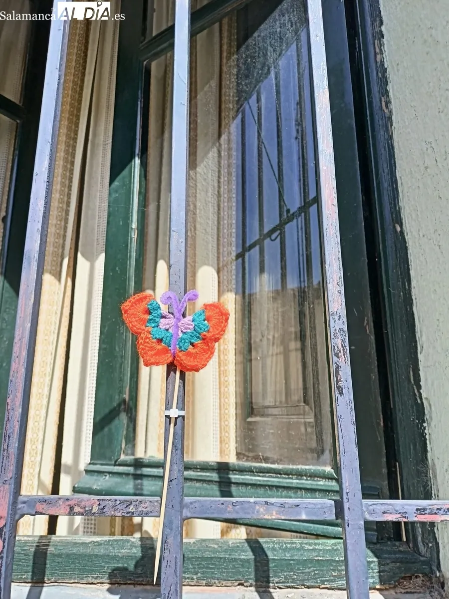 A la creación de mandalas suman ahora cientos de mariposas hechas a ganchillo para recibir a la primavera 
