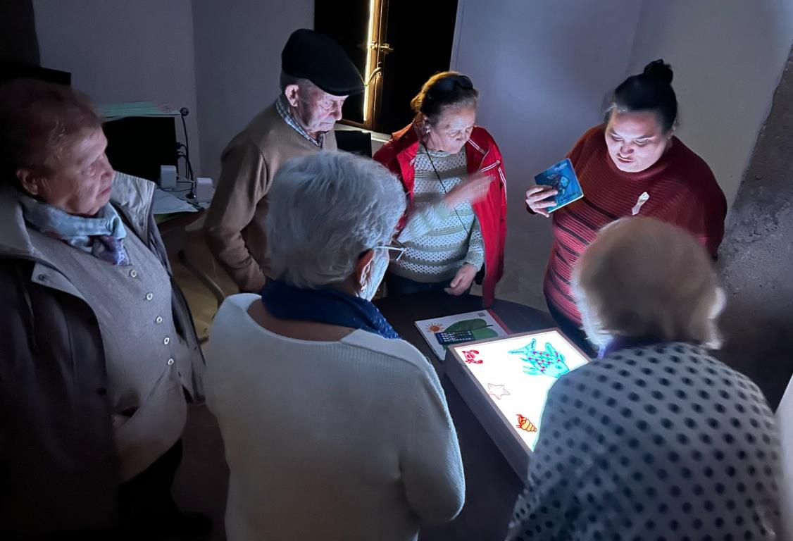 Los mayores de Cáritas se ponen las ‘gafas plateadas’ con motivo del Día del Libro