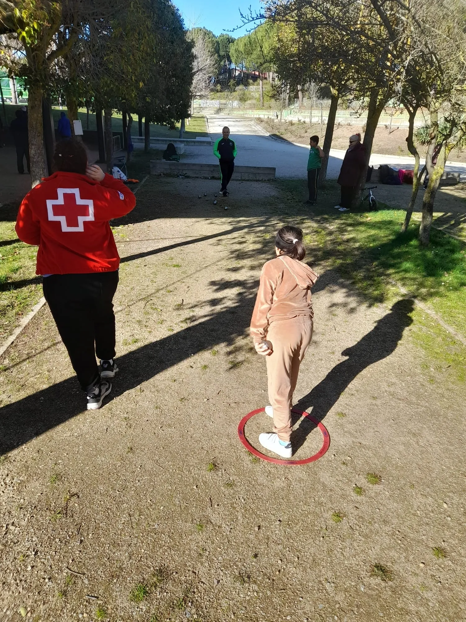 Los niños del Centro Infantil de Cruz Roja aprenden a jugar a la petanca 
