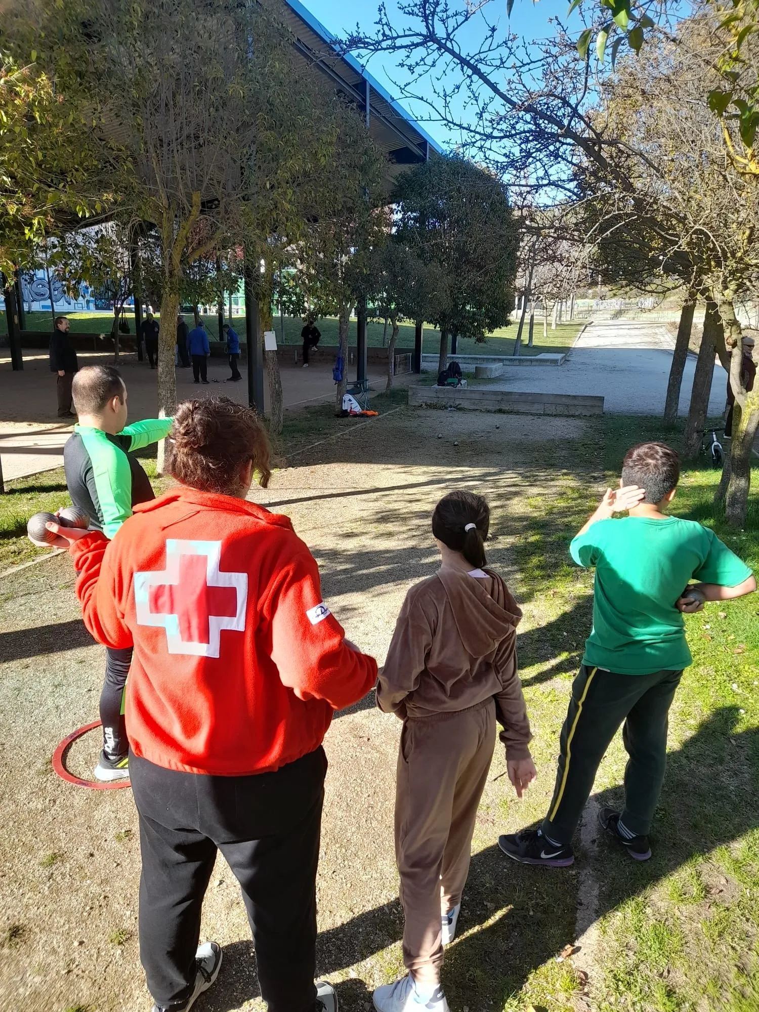 Los niños del Centro Infantil de Cruz Roja aprenden a jugar a la petanca 