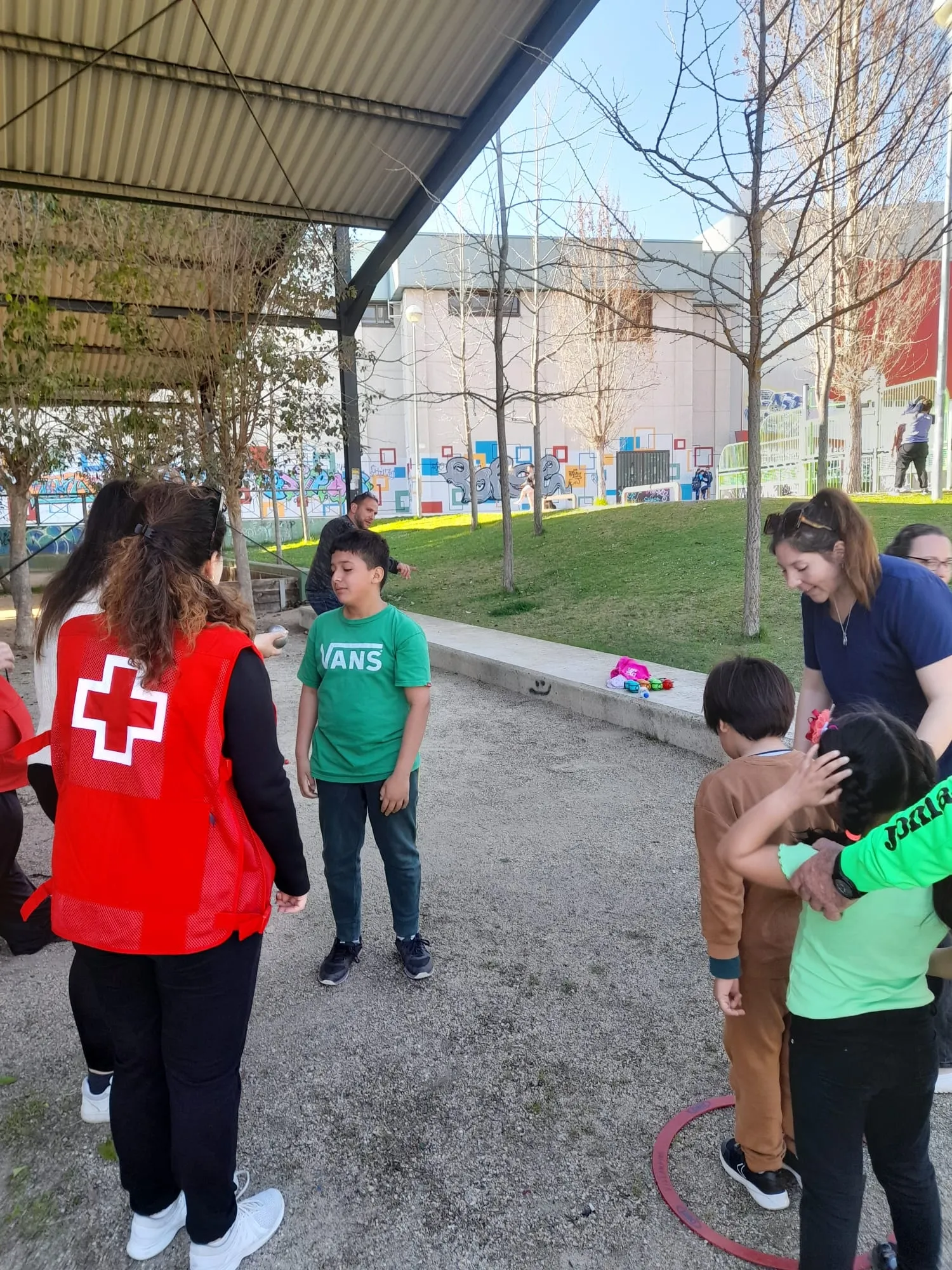 Los niños del Centro Infantil de Cruz Roja aprenden a jugar a la petanca 
