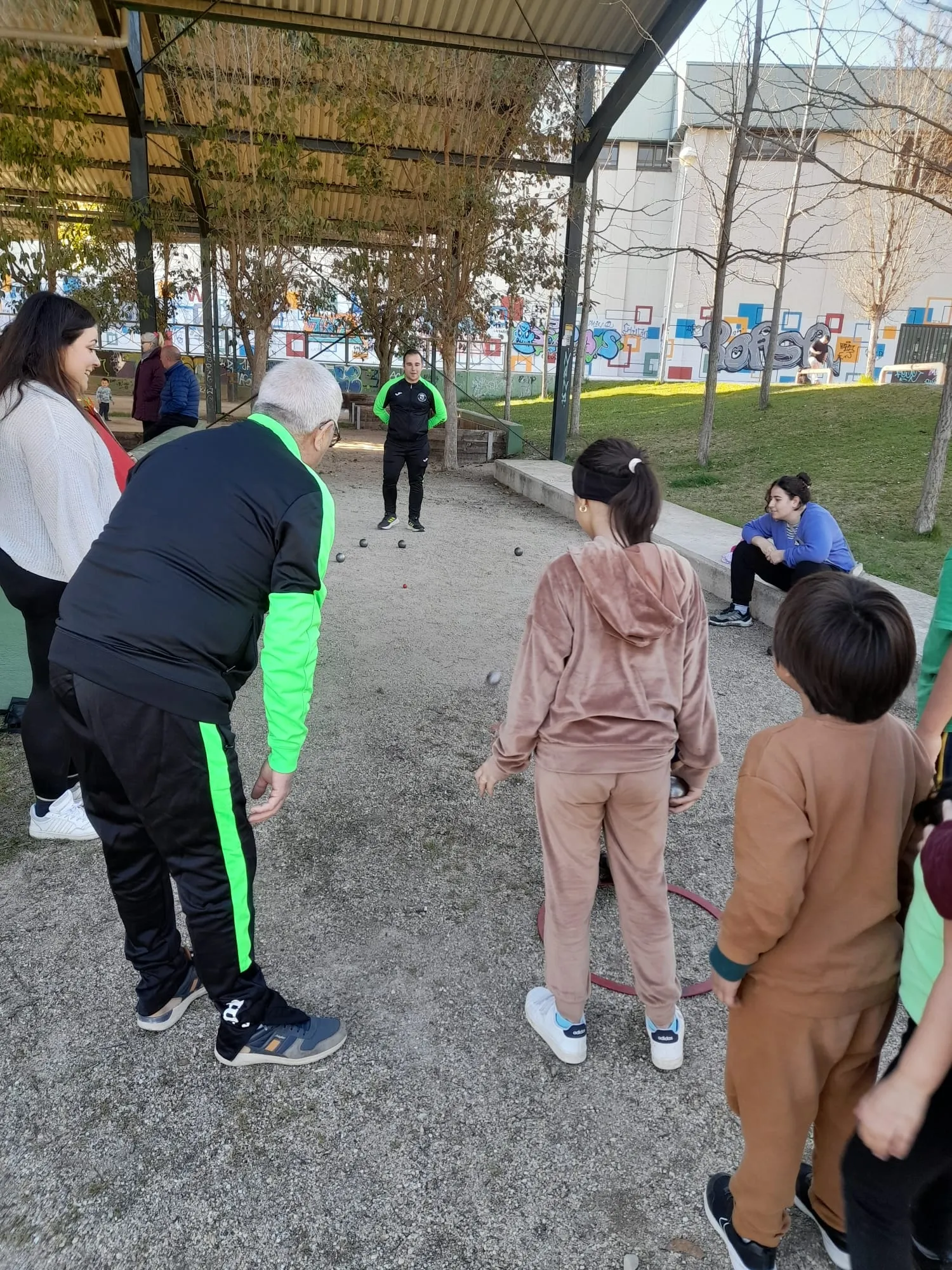 Los niños del Centro Infantil de Cruz Roja aprenden a jugar a la petanca 