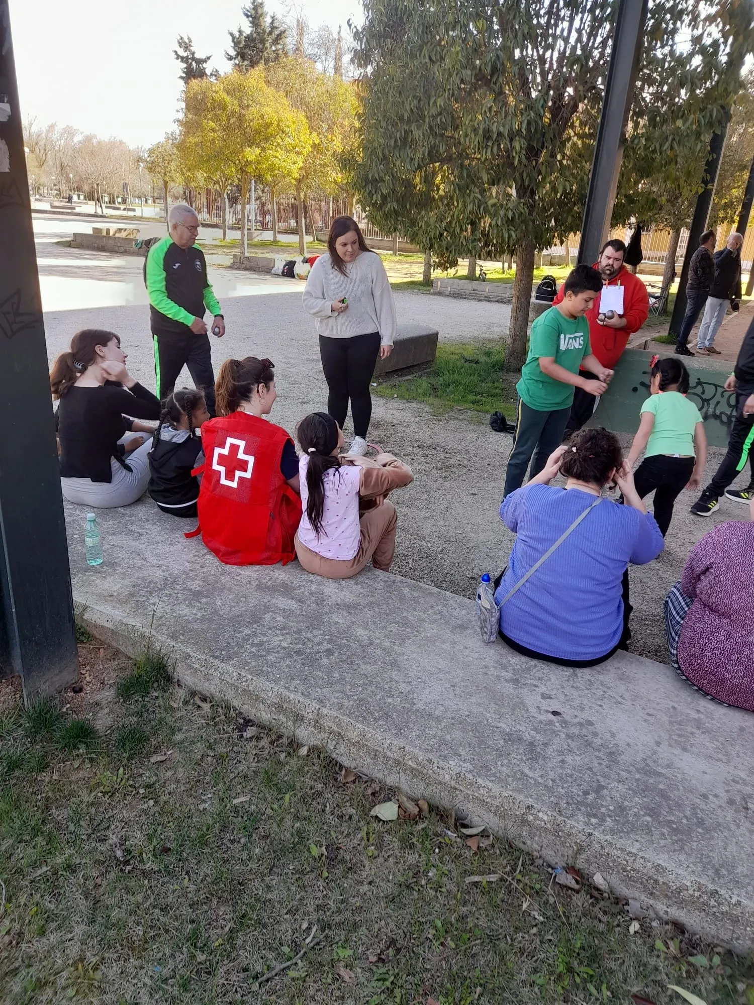 Los niños del Centro Infantil de Cruz Roja aprenden a jugar a la petanca 