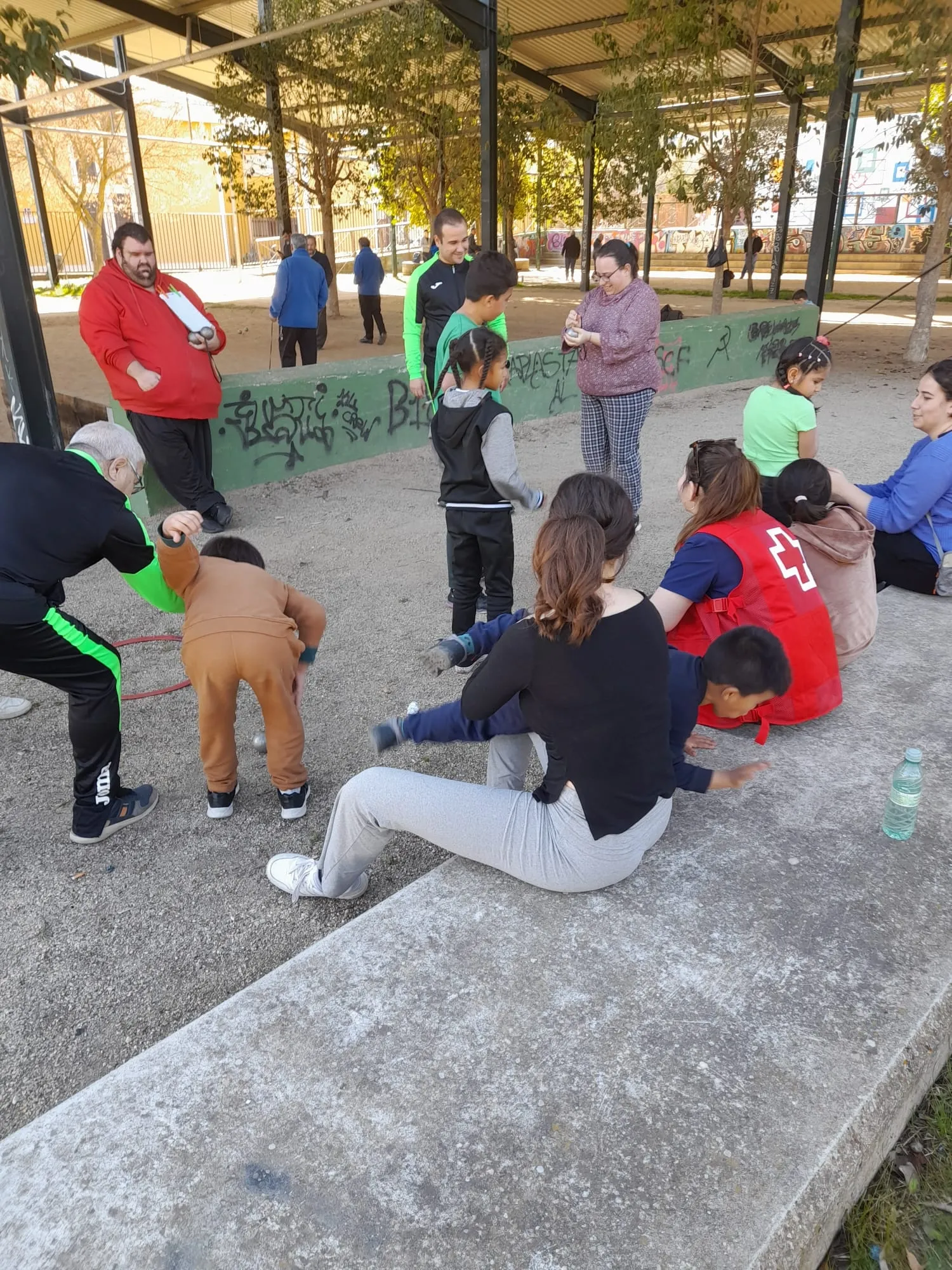 Los niños del Centro Infantil de Cruz Roja aprenden a jugar a la petanca 