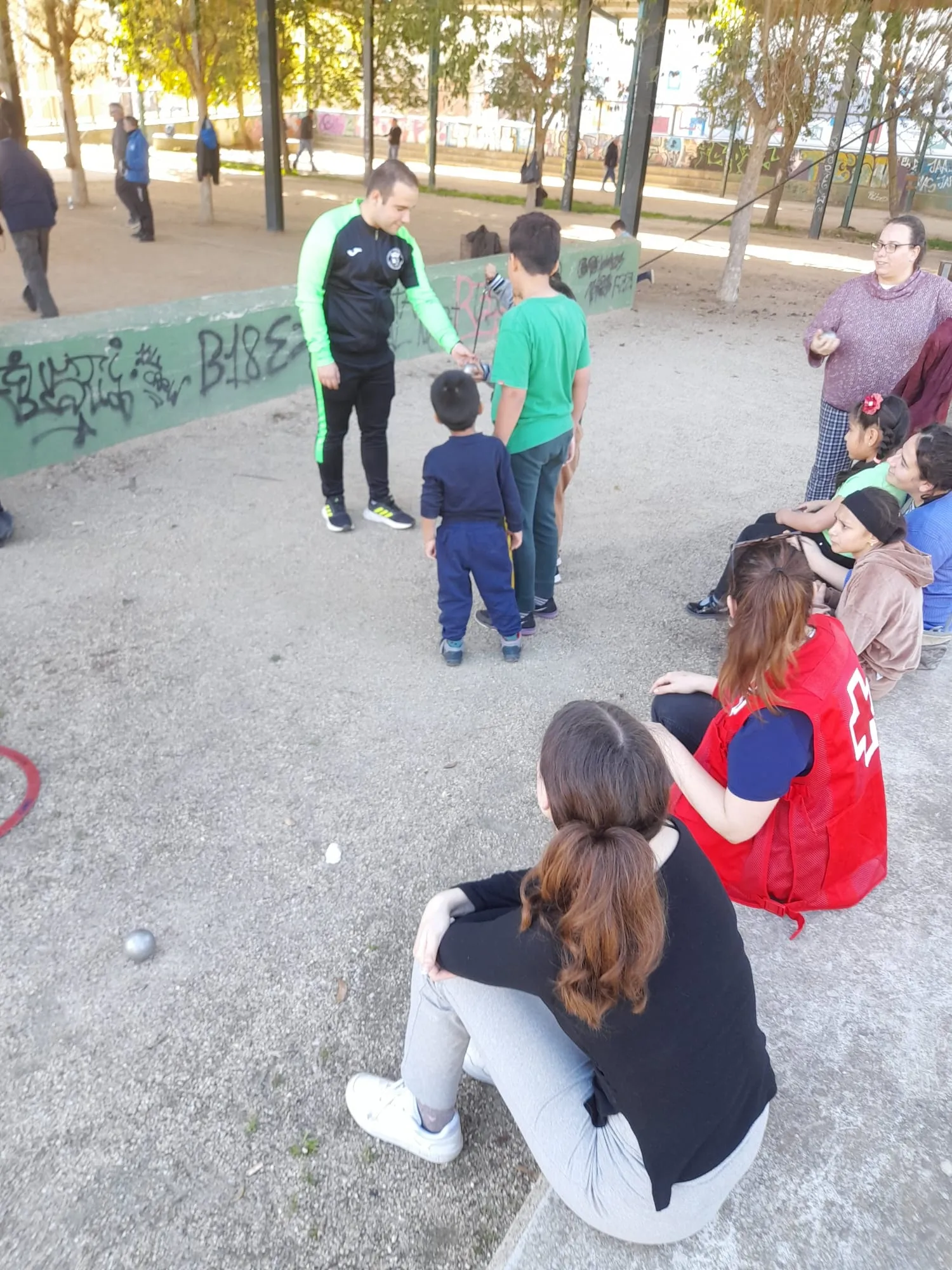 Los niños del Centro Infantil de Cruz Roja aprenden a jugar a la petanca 