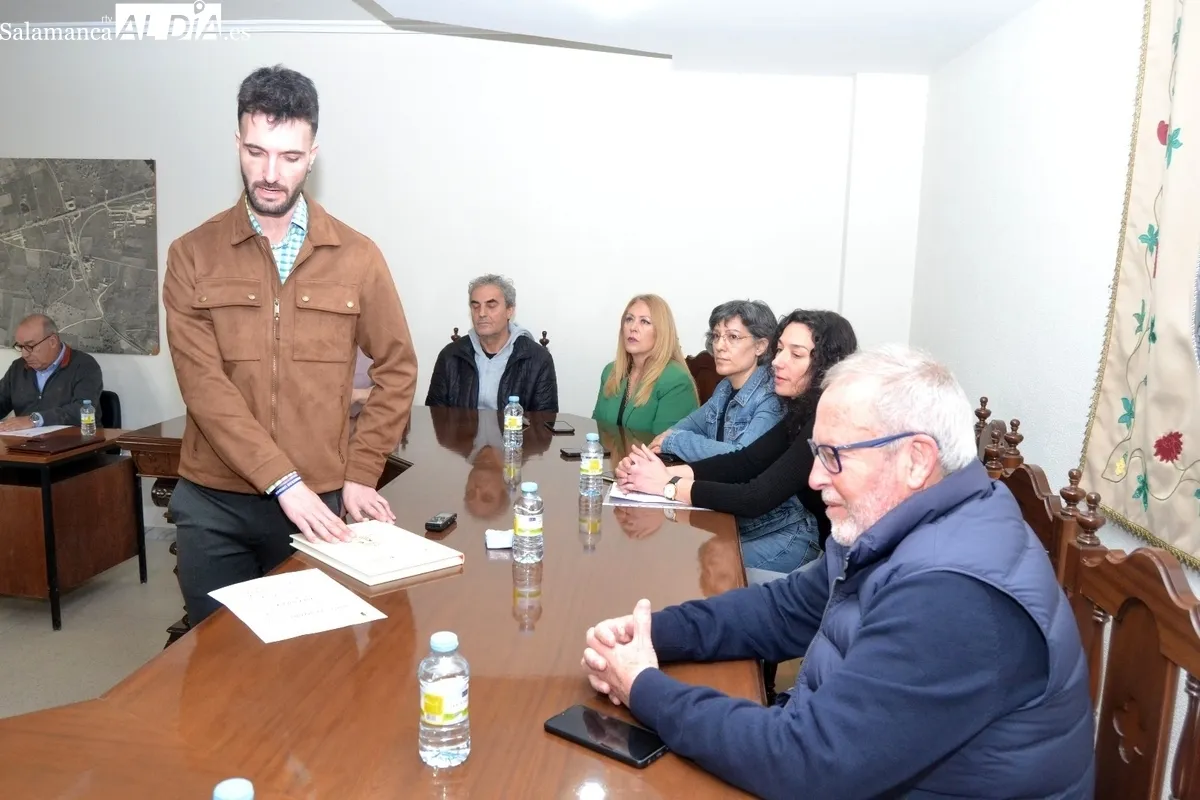 Momento de la jura en la toma de posesión como alcalde de Carlos Pedraz / CORREDERA