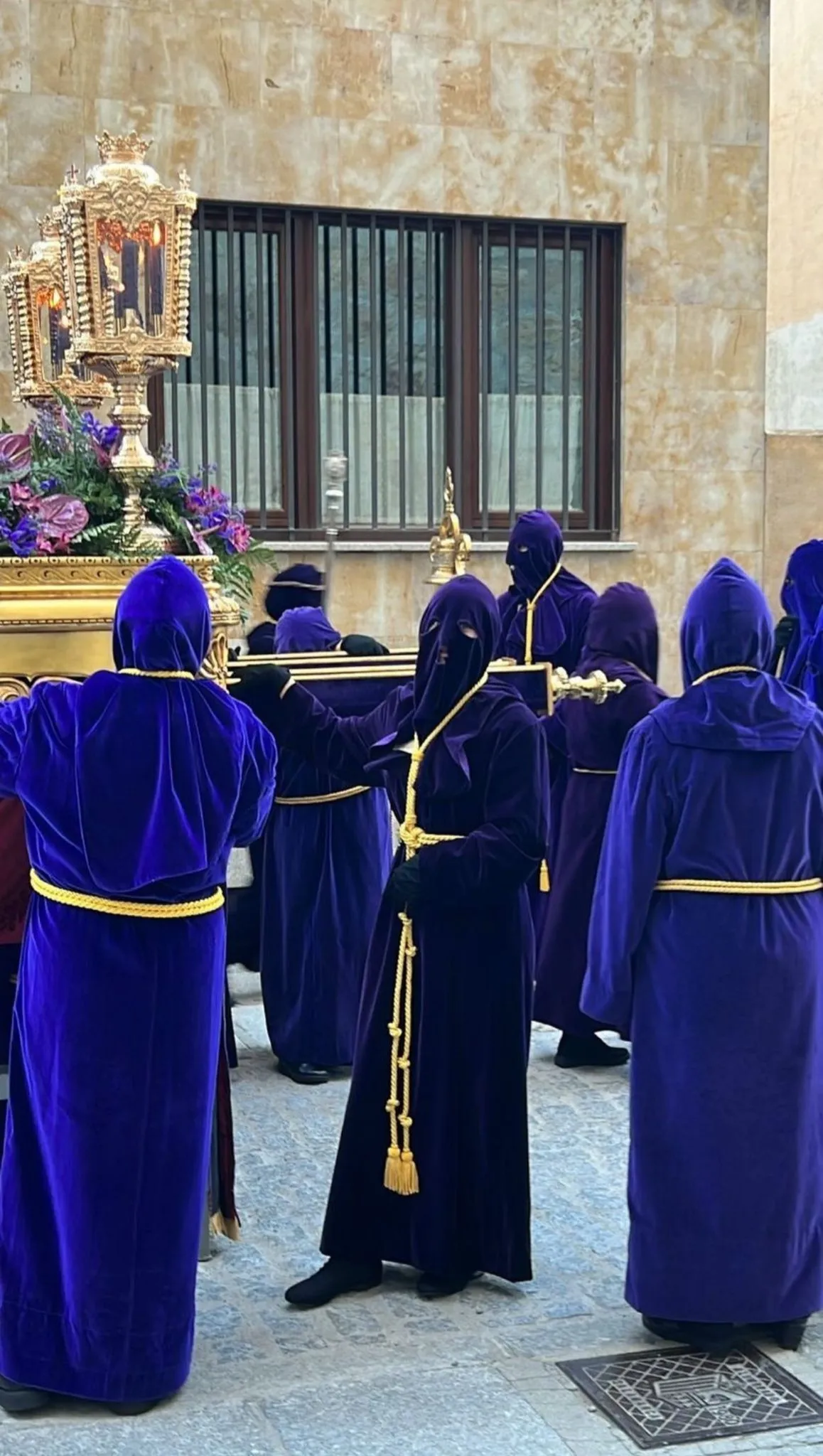 Fotografías facilitadas por las entrevistadas durante un desfile procesional 