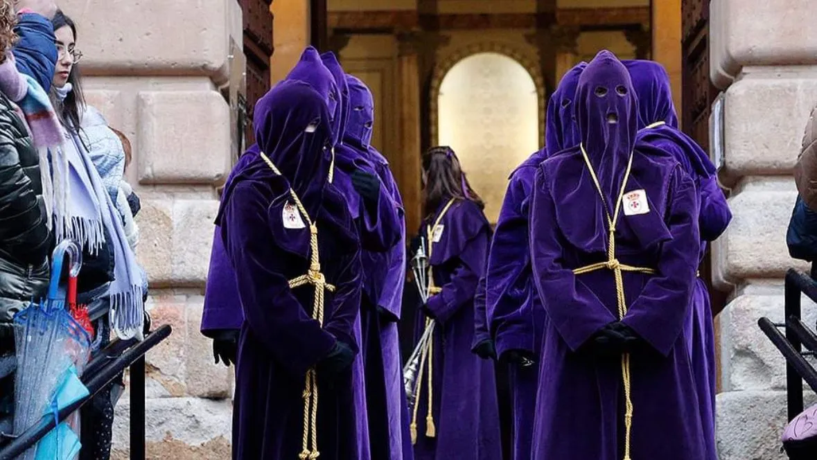 Fotografías facilitadas por las entrevistadas durante un desfile procesional 