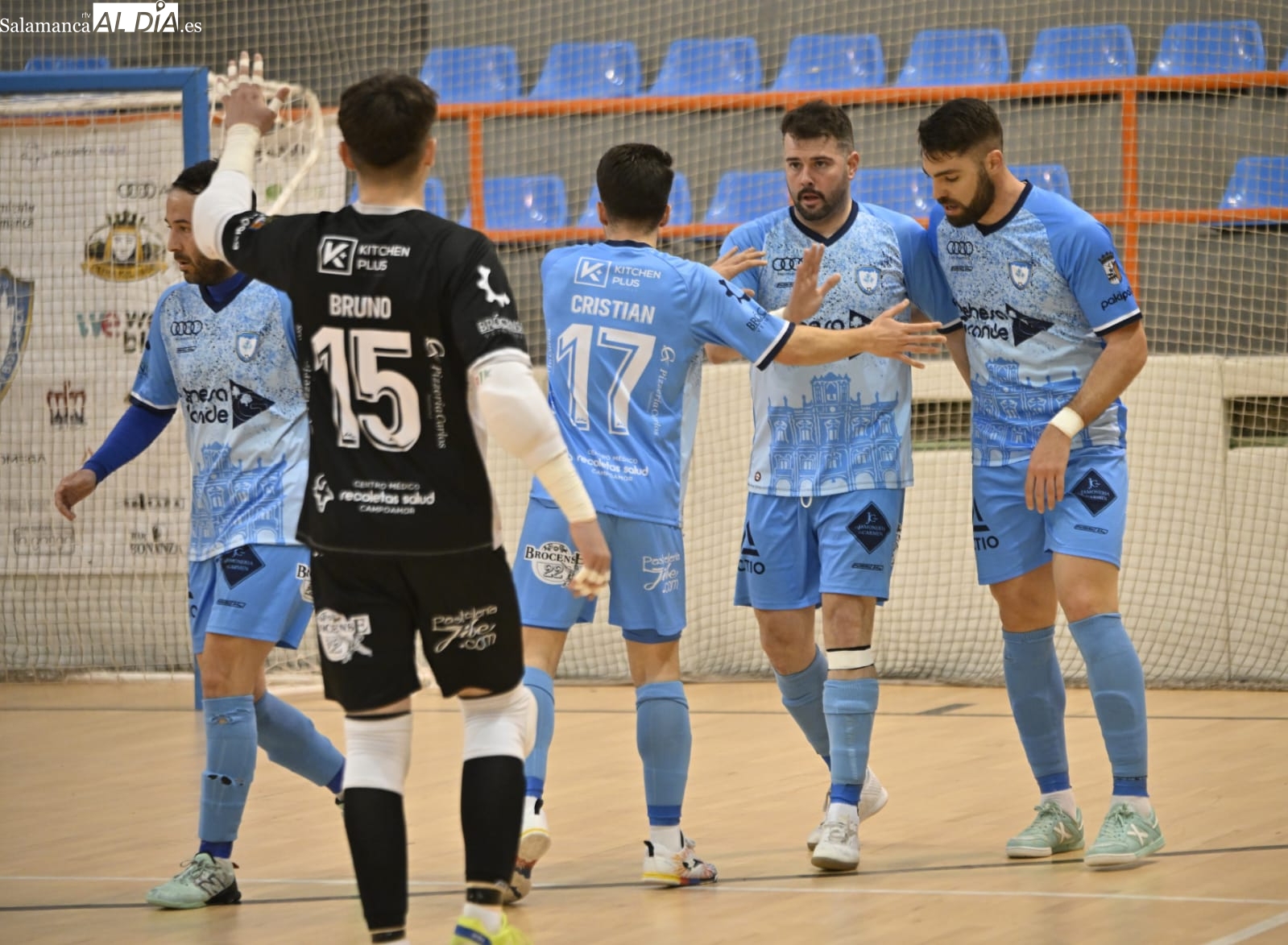 El Salamanca FS golea al Ribeira FS para seguir soñando con el playoff (4-1)