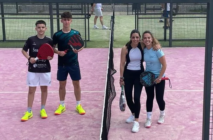 Foto 4 - Los integrantes del Club de P&aacute;del disfrutan de una jornada de convivencia