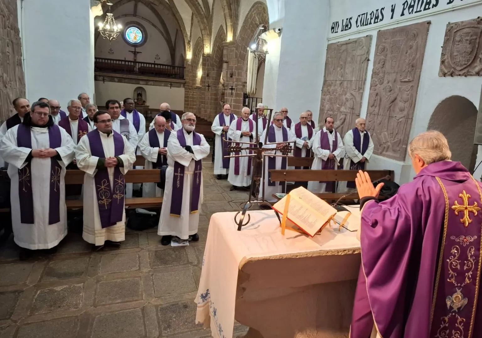 Foto 2 - Una treintena de sacerdotes diocesanos celebran el Jubileo en la Pe&ntilde;a de Francia