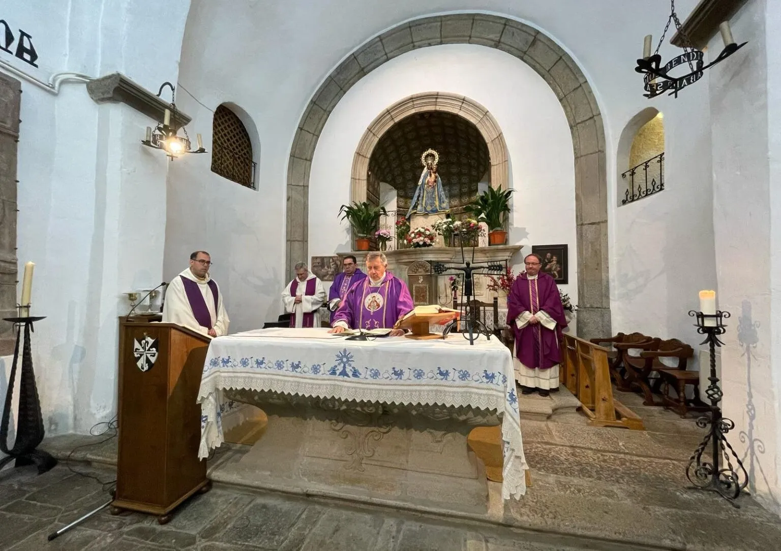 Foto 3 - Una treintena de sacerdotes diocesanos celebran el Jubileo en la Pe&ntilde;a de Francia