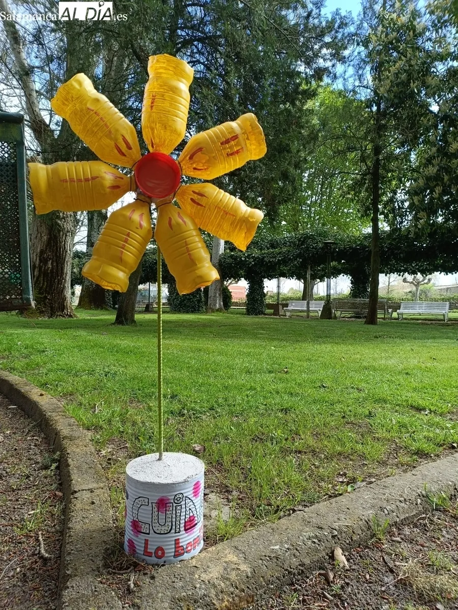 Inauguración de la decoración de primavera hecha por los usuarios de Asprodes en el Parque San Nicolás