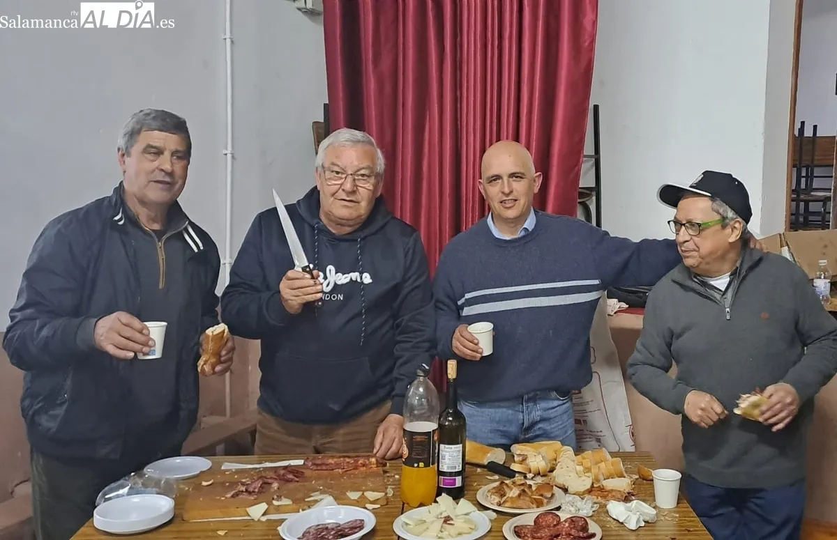 Los vecinos de Peralejos de Abajo disfrutan del Día del Hornazo