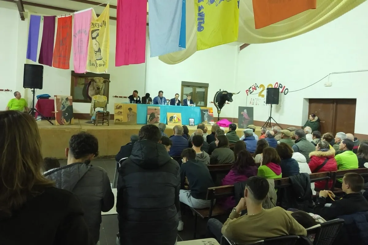 Lleno en el multiusos de Yecla de Yeltes durante el II Coloquio Taurino 