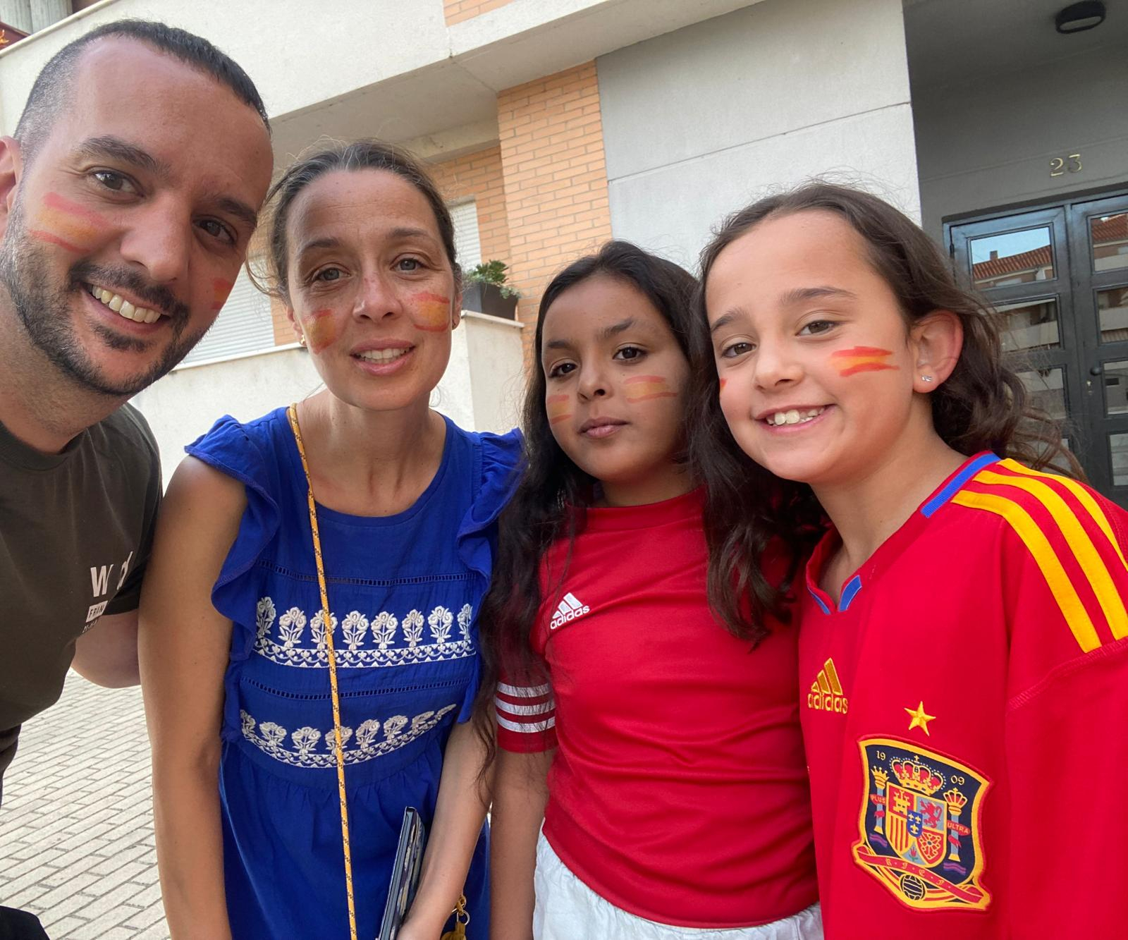 ENTREVISTA | Una  familia de acogida de Salamanca: Lo que más aprendemos con ella es sobre la empatía y la solidaridad