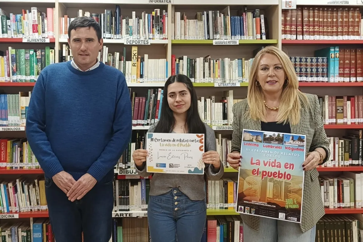 De iz.,a der., Víctor Arroyo, Lucía Estévez y Rosa del Pozo en la Biblioteca de Lumbrales