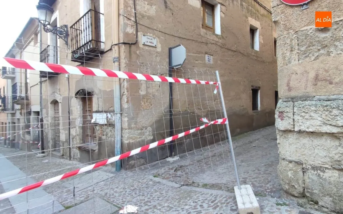 Foto 5 - El peligroso estado de un edificio de D&iacute;ez Taravilla altera el tr&aacute;nsito de peatones y veh&iacute;culos