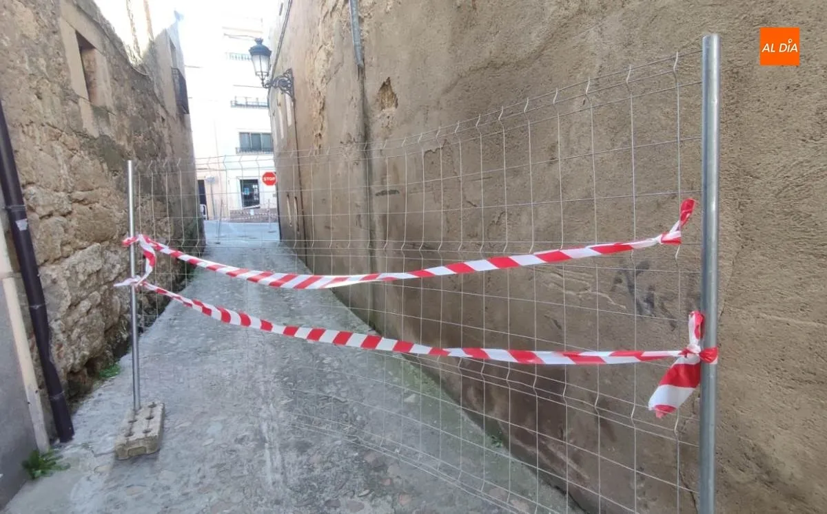 Foto 6 - El peligroso estado de un edificio de D&iacute;ez Taravilla altera el tr&aacute;nsito de peatones y veh&iacute;culos