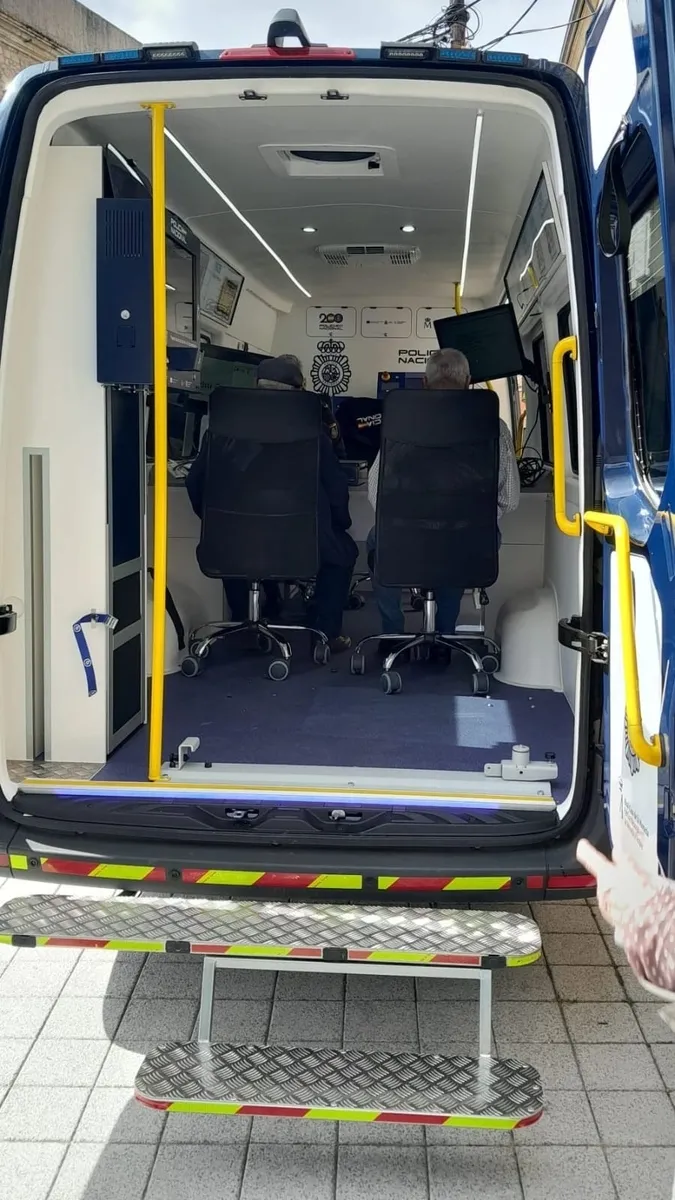 El vehículo ha estado estacionado frente a las puertas del Ayuntamiento y se ha renovado el DNI a 23 personas