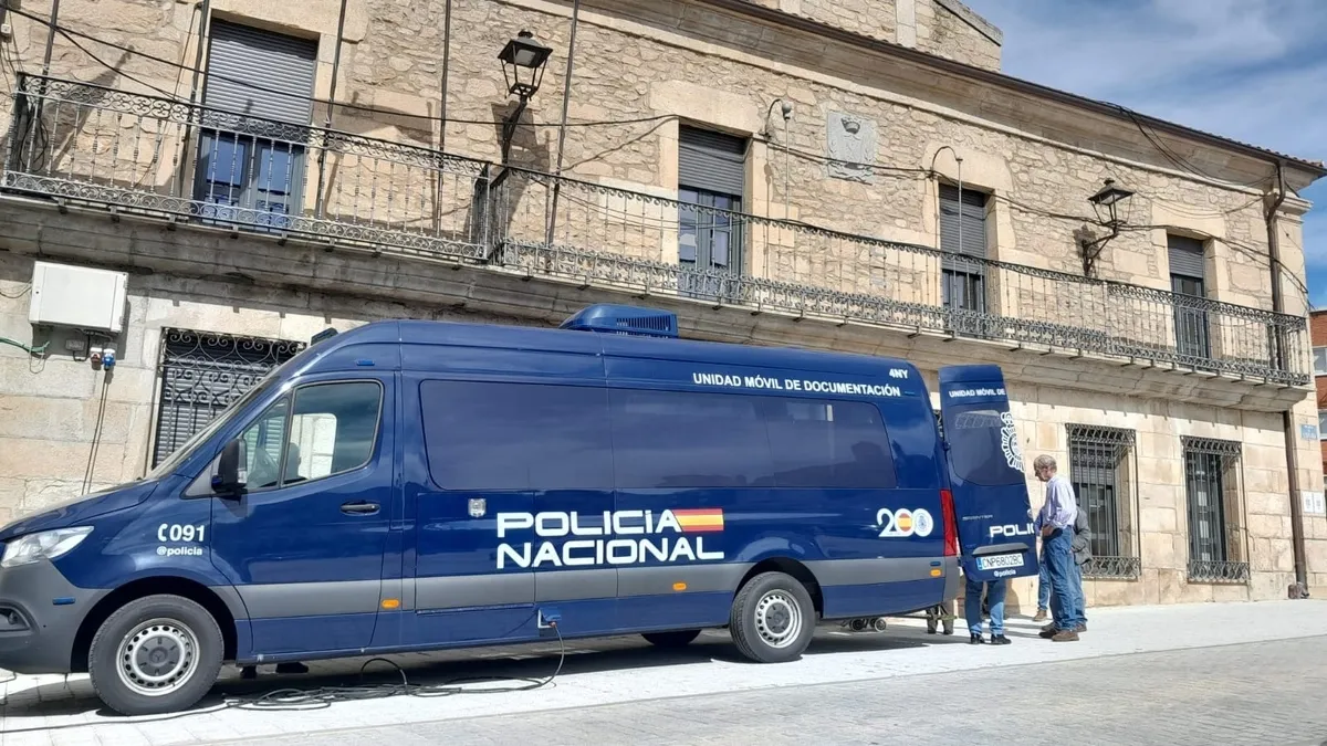 El vehículo ha estado estacionado frente a las puertas del Ayuntamiento y se ha renovado el DNI a 23 personas