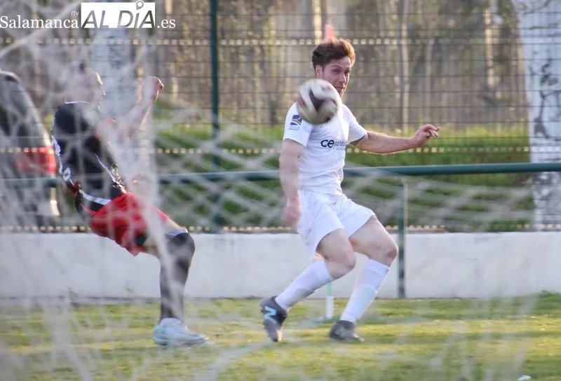 Foto 11 - El Alba de Tormes CF no desiste en su lucha por el t&iacute;tulo de liga