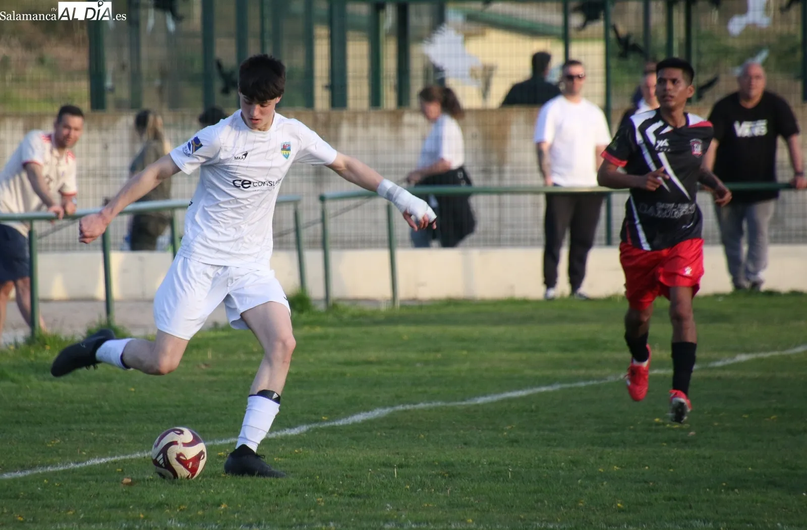 Foto 10 - El Alba de Tormes CF no desiste en su lucha por el t&iacute;tulo de liga