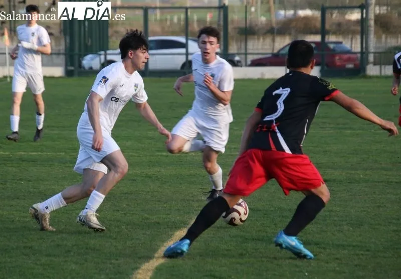 Foto 9 - El Alba de Tormes CF no desiste en su lucha por el t&iacute;tulo de liga