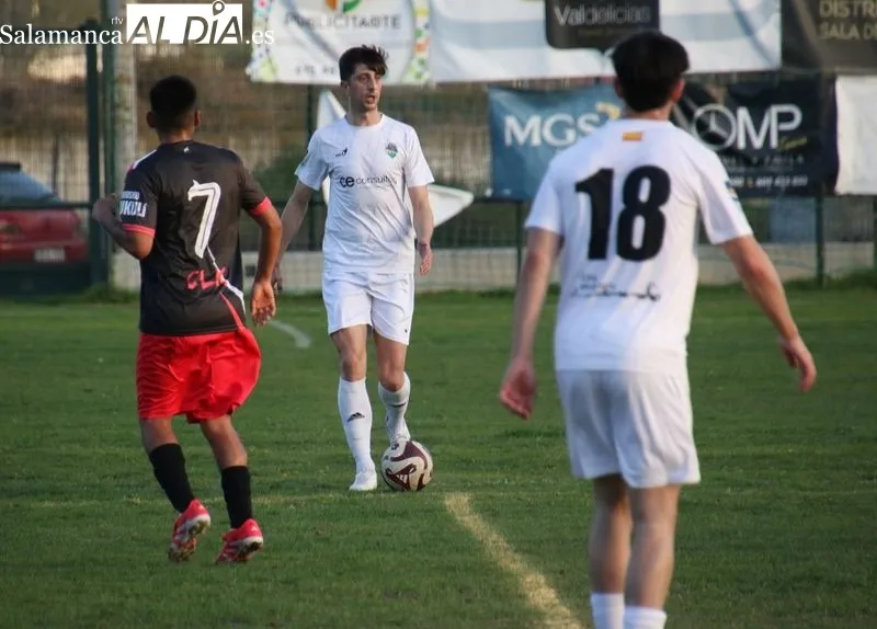 Foto 8 - El Alba de Tormes CF no desiste en su lucha por el t&iacute;tulo de liga