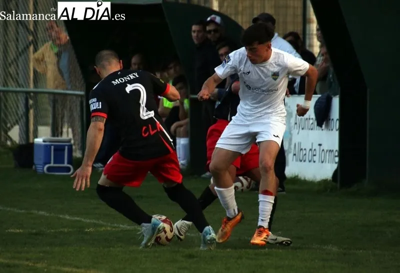 Foto 7 - El Alba de Tormes CF no desiste en su lucha por el t&iacute;tulo de liga
