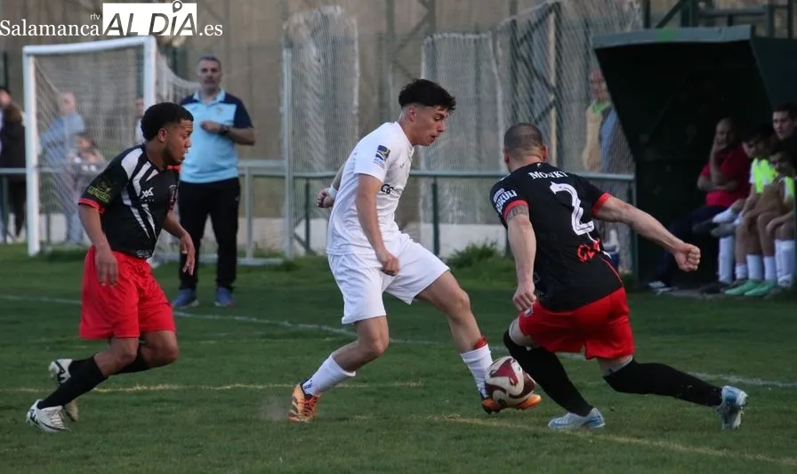Foto 6 - El Alba de Tormes CF no desiste en su lucha por el t&iacute;tulo de liga