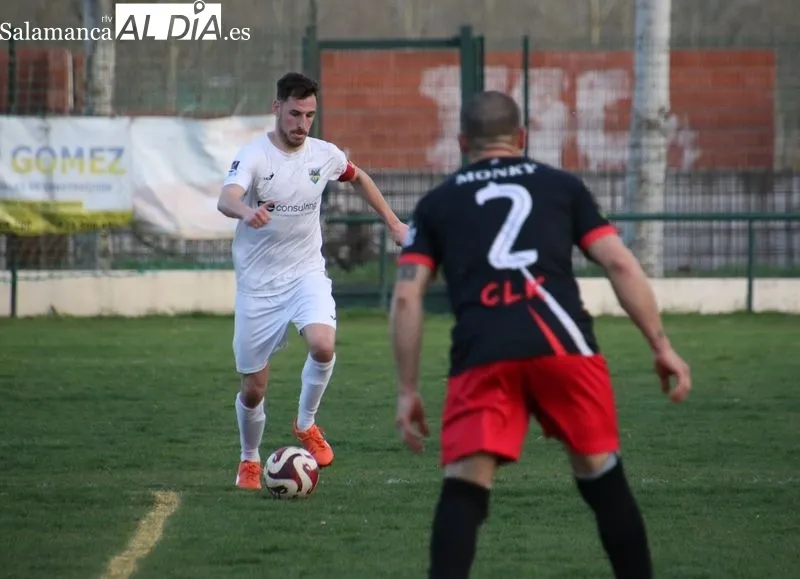 Foto 5 - El Alba de Tormes CF no desiste en su lucha por el t&iacute;tulo de liga