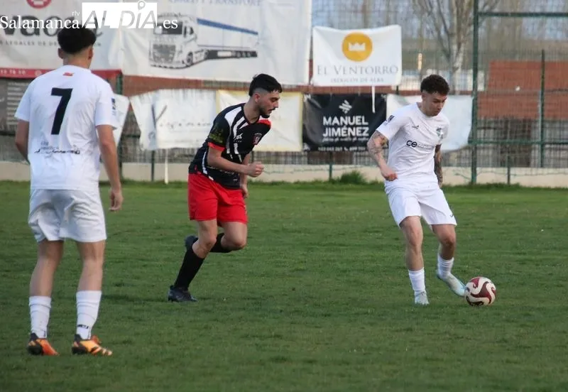 Foto 4 - El Alba de Tormes CF no desiste en su lucha por el t&iacute;tulo de liga