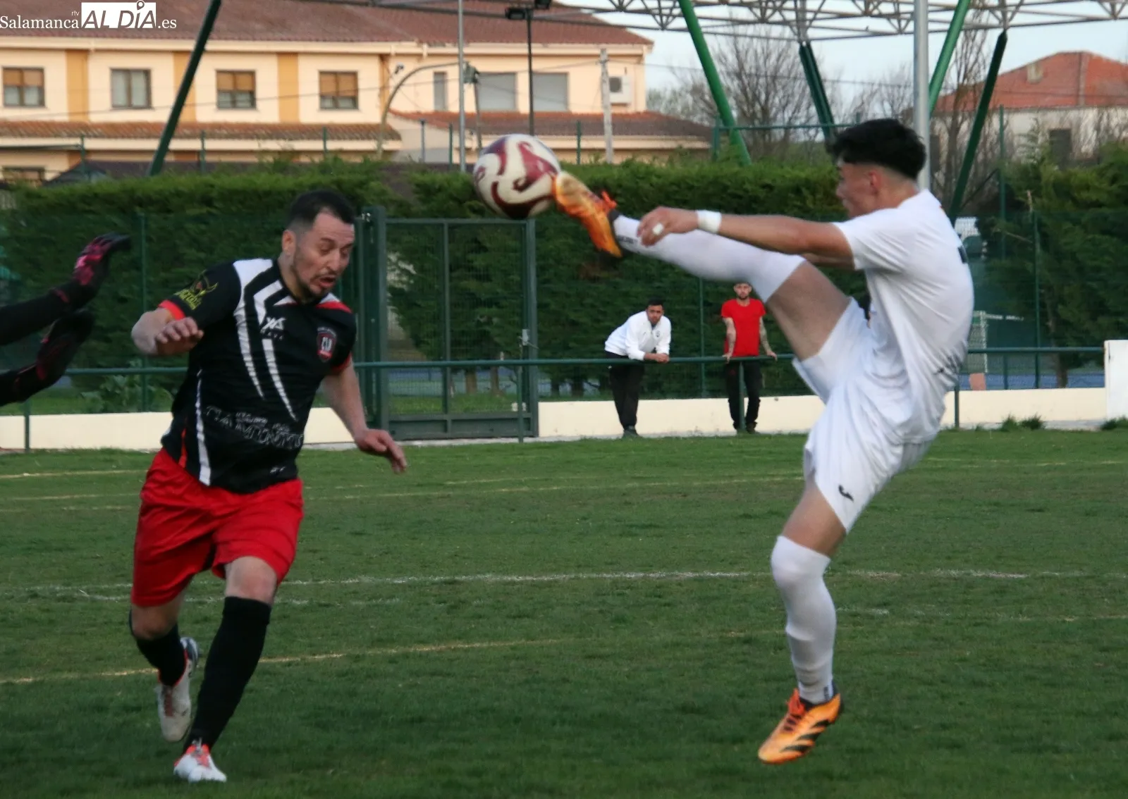 Foto 2 - El Alba de Tormes CF no desiste en su lucha por el t&iacute;tulo de liga