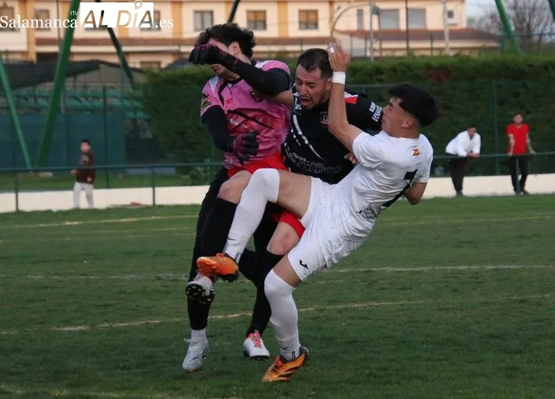 Foto 3 - El Alba de Tormes CF no desiste en su lucha por el t&iacute;tulo de liga
